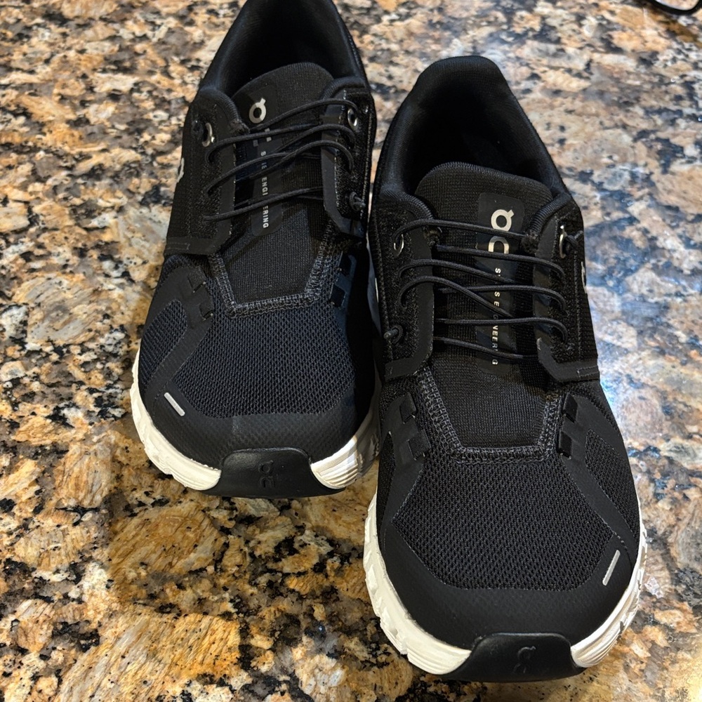 On Cloud sneakers women’s size 8.5